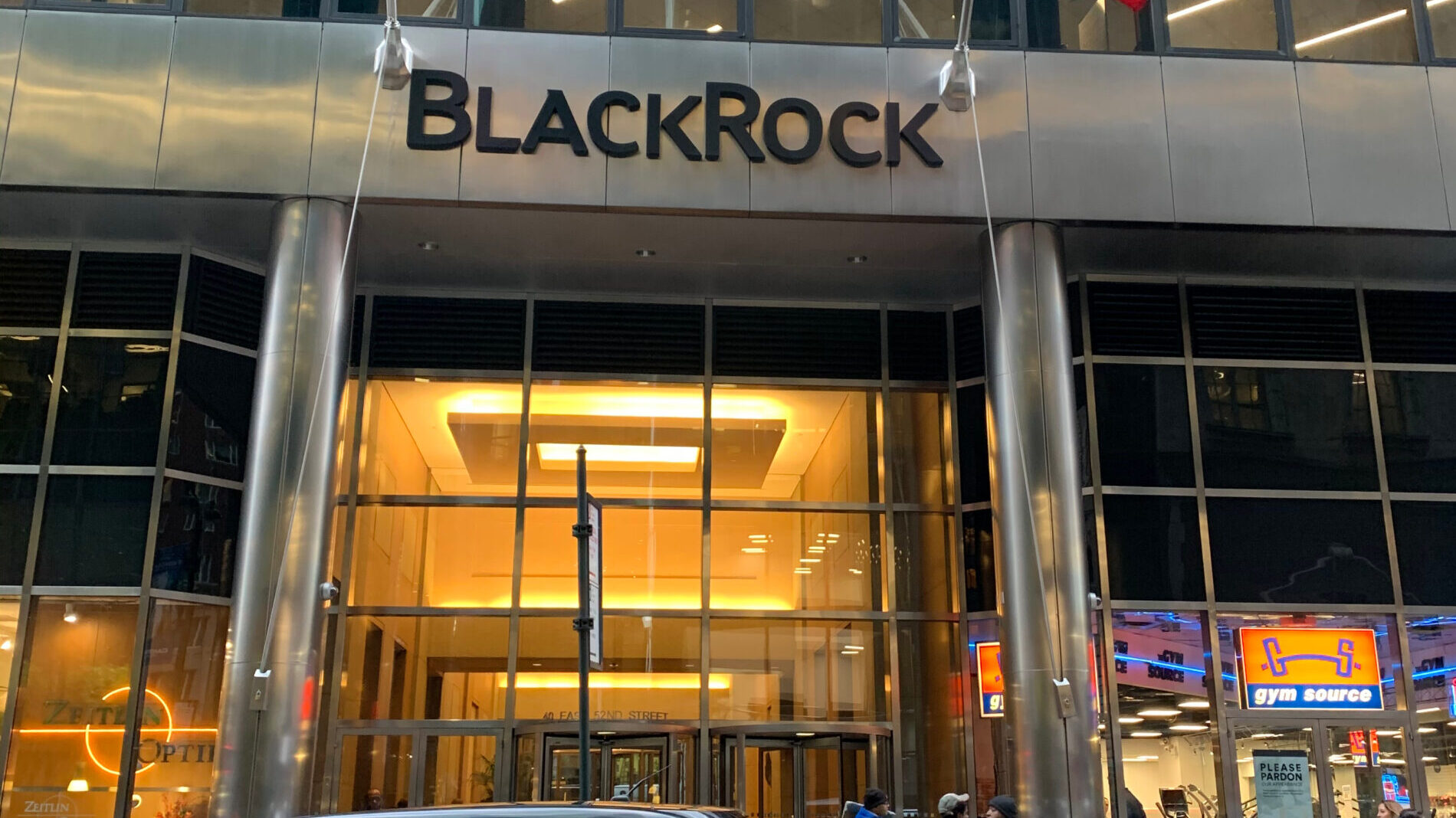 JPMorgan’s UK digital bank app outage | SWIFT completes tokenization interoperability trial | BlackRock launches EU blockchain ETF