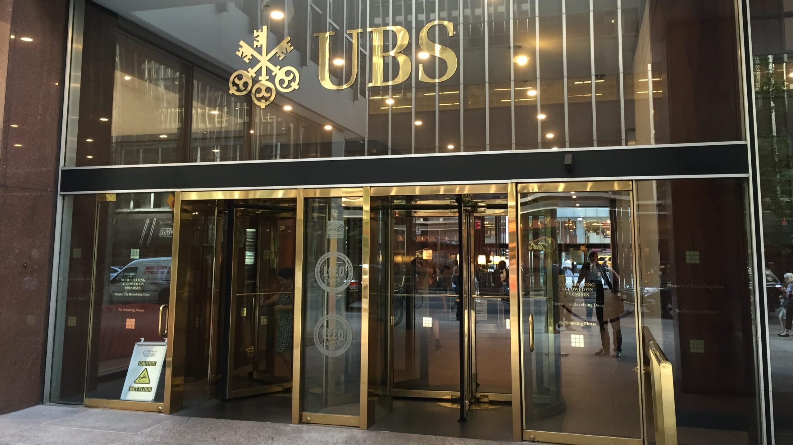 UBS scraps $1.4 billion deal to buy Wealthfront | Apple overtakes Android to pass 50% US market share of smartphones | Klarna losses quadruple