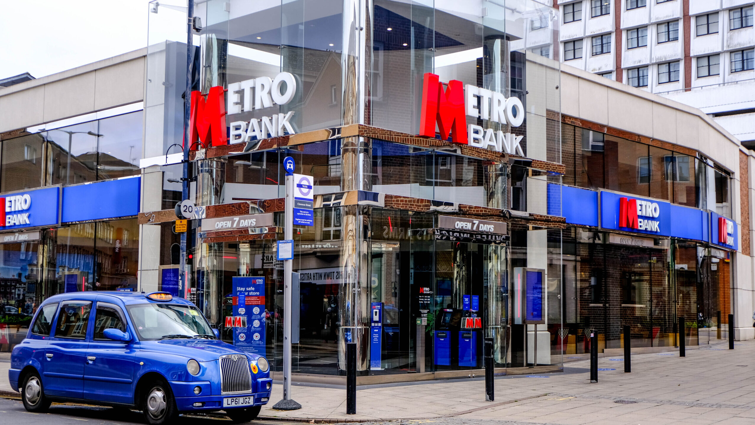 Metro Bank UK: 2023’s Next Bank Collapse? | Samsung’s Trackable Card Unveiled | UBS Tests Tokenized Fund on Public Blockchain